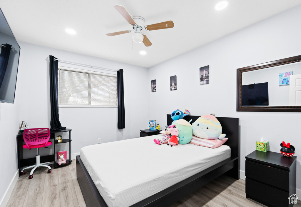 Bedroom featuring light wood-type flooring, recessed lighting, baseboards, and ceiling fan