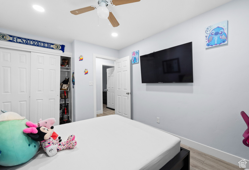 Bedroom with light wood-style flooring, baseboards, a closet, recessed lighting, and ceiling fan