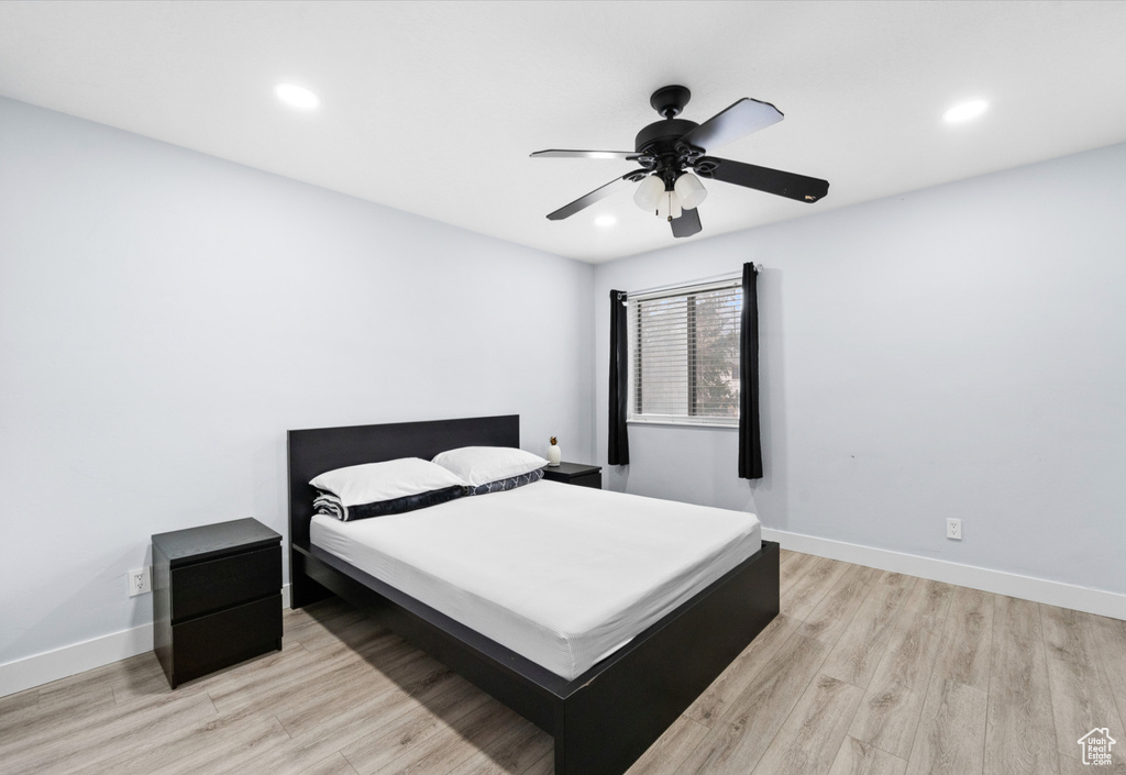 Bedroom with light wood-style flooring, recessed lighting, a ceiling fan, and baseboards