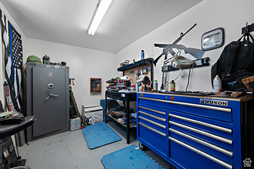 Misc room featuring finished concrete flooring and a workshop area