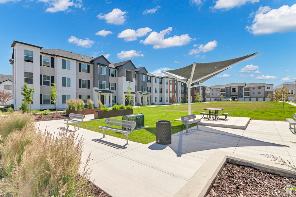 View of property's community featuring a residential view and a yard