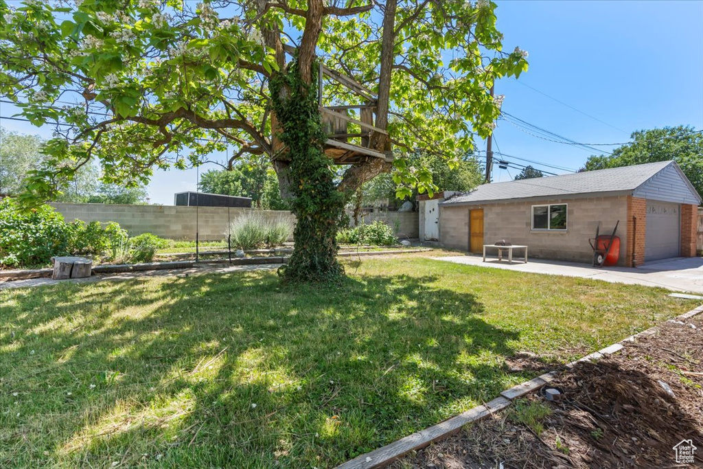 View of yard with an outdoor structure