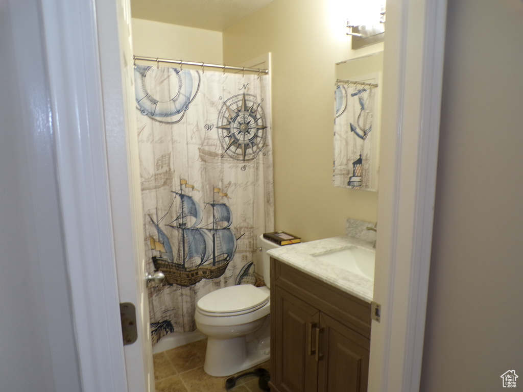 Full bath with vanity, toilet, and a shower with curtain