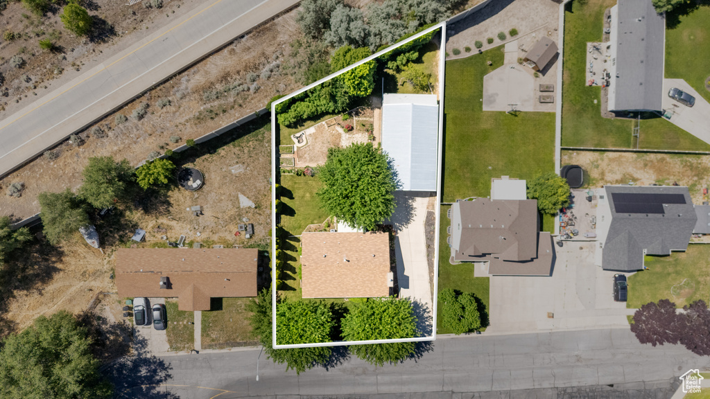 Aerial view of residential area featuring property parcel outlined