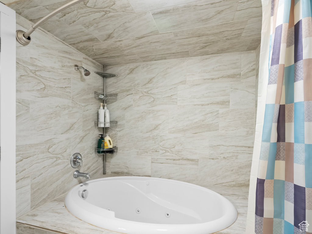 Bathroom with a combined bath / shower with jetted tub