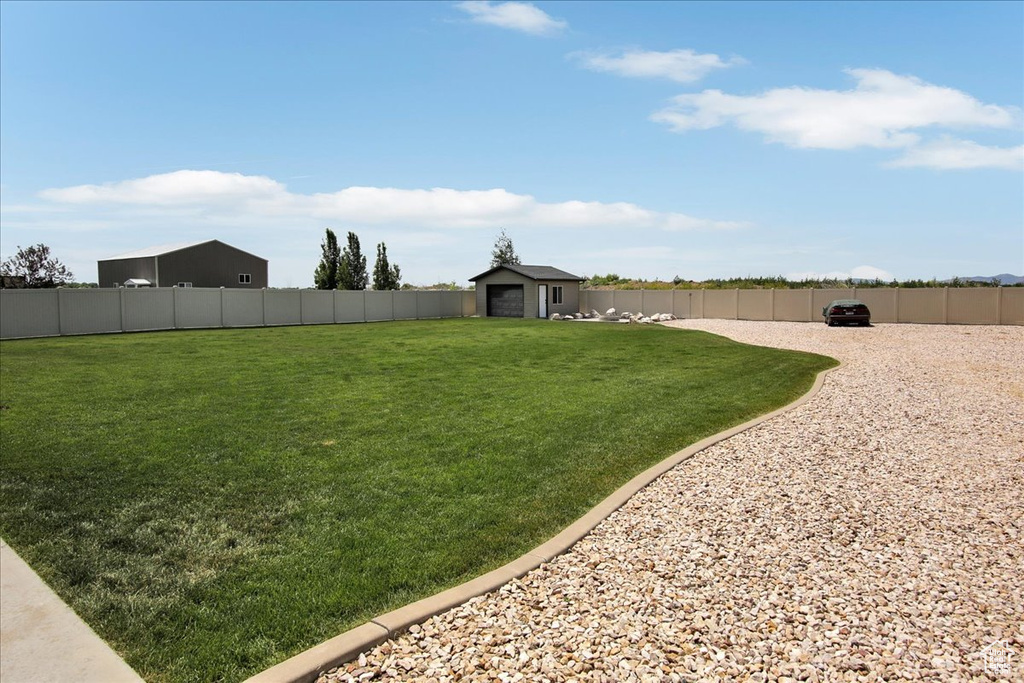 View of yard featuring an outbuilding