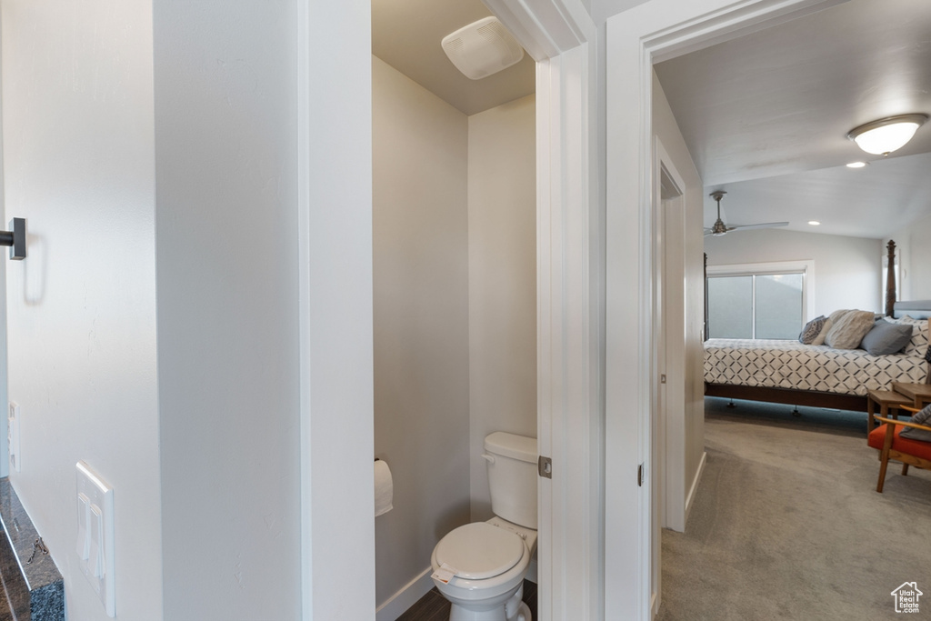 Ensuite bathroom with toilet, ceiling fan, and baseboards