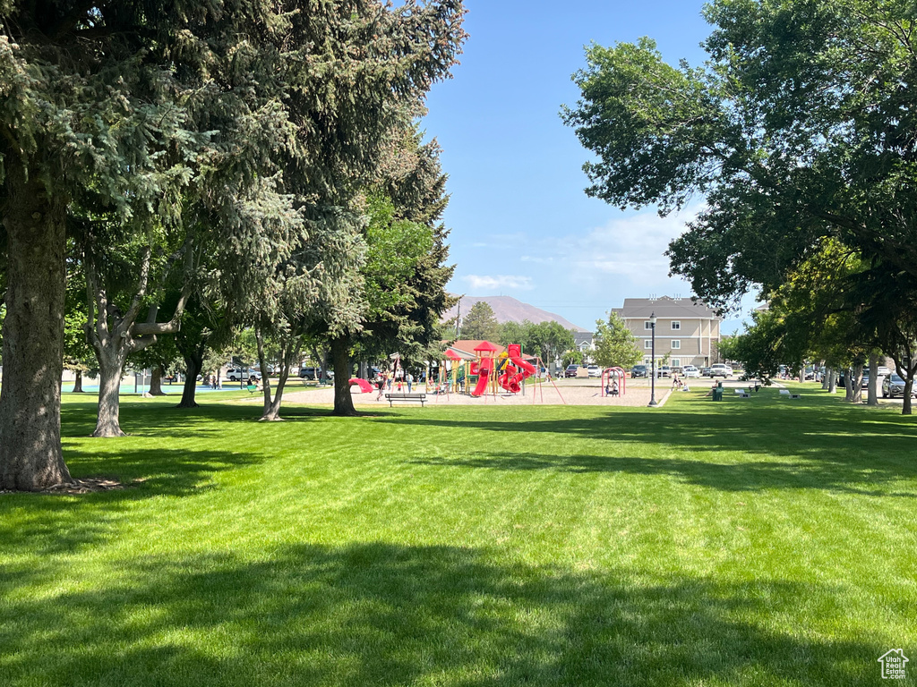 View of property\\\\\\\\\\\\\\\\\\\\\\\\\\\\\\\\\\\\\\\\\\\\\\\\\\\\\\\\\\\\\\\'s community with a yard