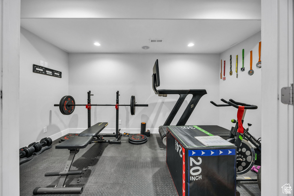 Exercise room with baseboards and recessed lighting