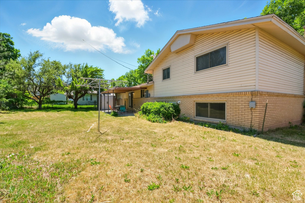 View of grassy yard
