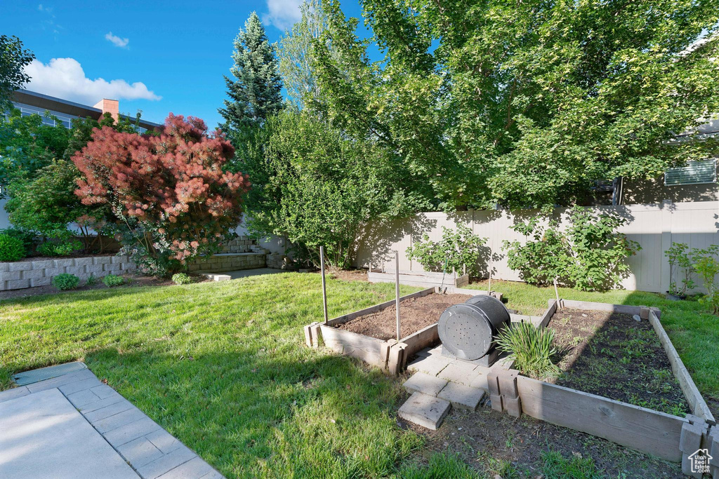 View of yard with a garden