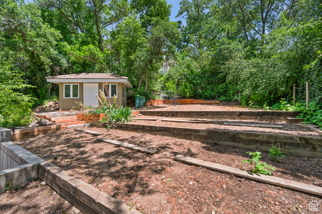 View of yard featuring an outbuilding