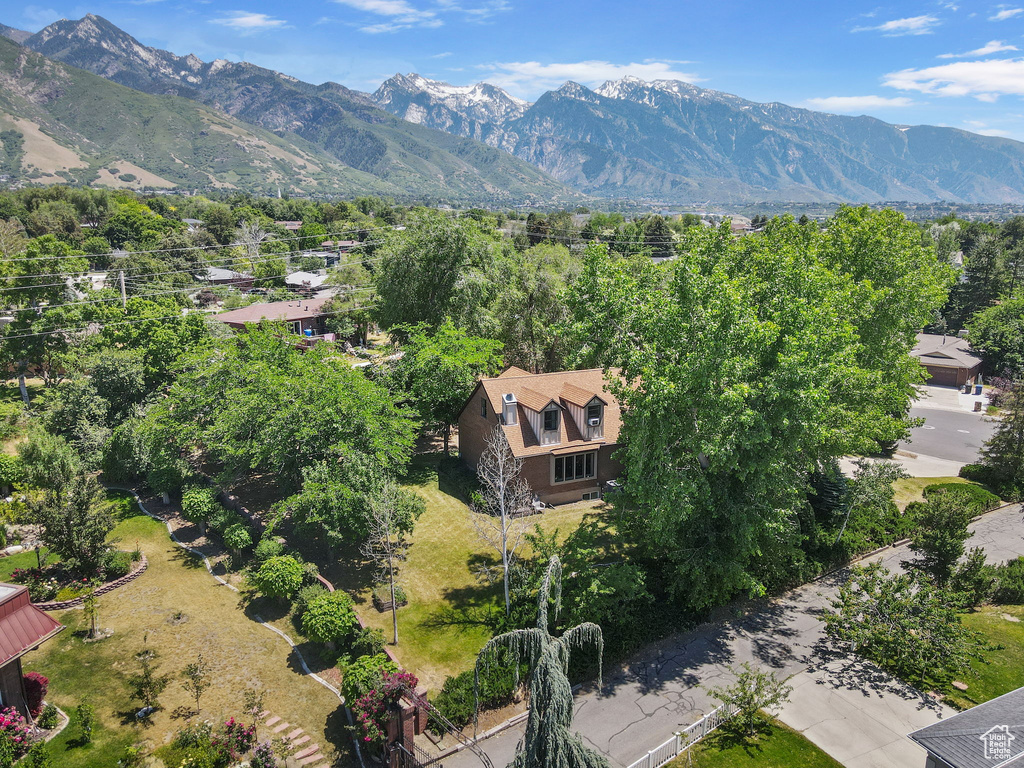 Bird\\\\\\\'s eye view of a mountainous background