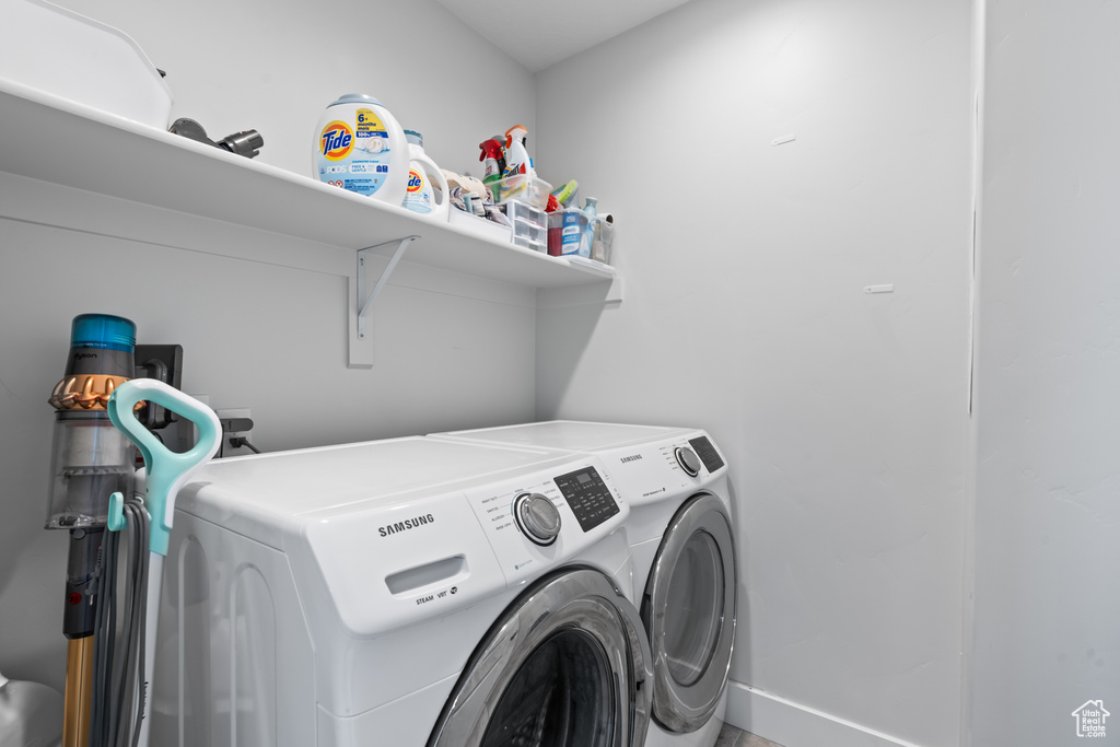 Laundry room with independent washer and dryer