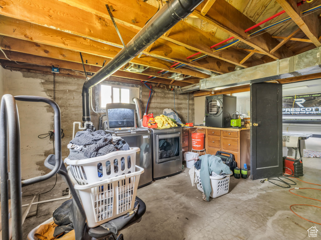 Basement with washing machine and dryer