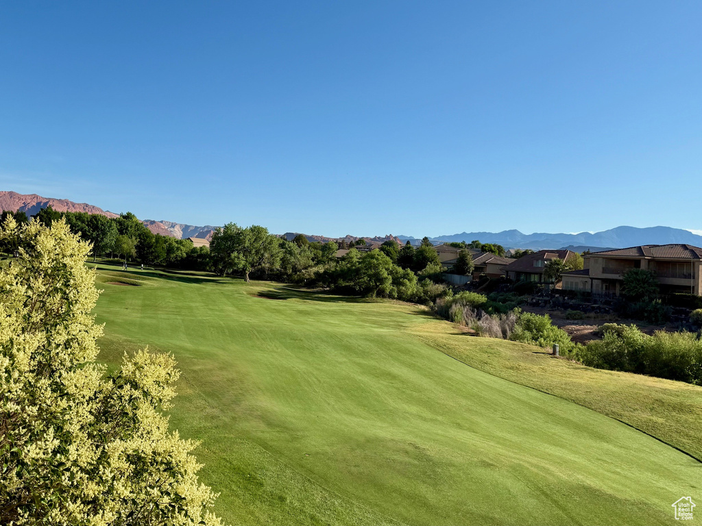 View of property\\\\\\\\\\\\\\\\\\\\\\\\\\\\\\\'s community with golf course view, a mountain view, and a yard