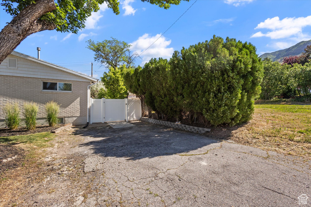 View of yard featuring a gate, driveway, and a mountain view