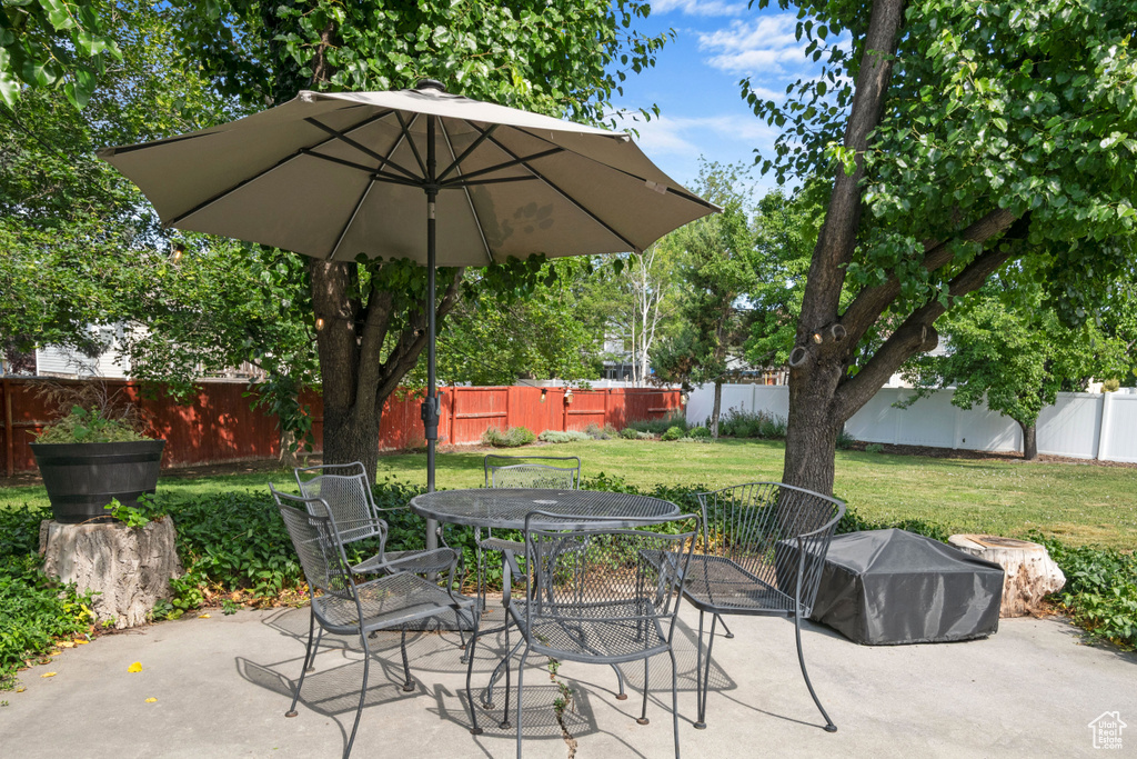 View of patio / terrace with outdoor dining area
