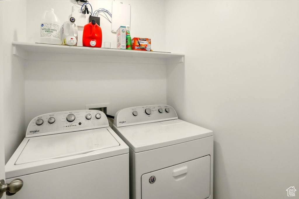 Washroom with washer and dryer