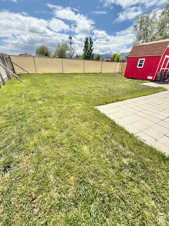 View of yard featuring a storage shed