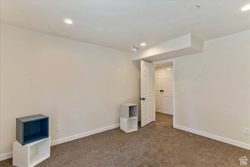 Empty room featuring carpet, baseboards, and recessed lighting