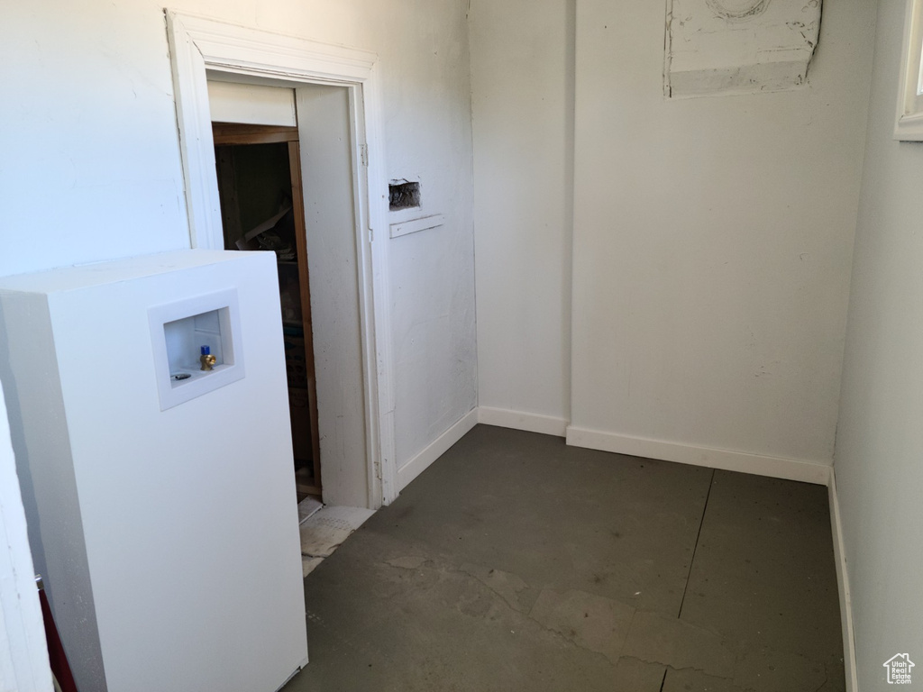 Laundry room with hookup for a washing machine and baseboards