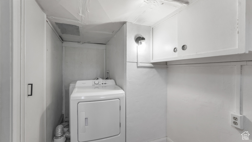 Laundry area featuring cabinet space and washer hookup