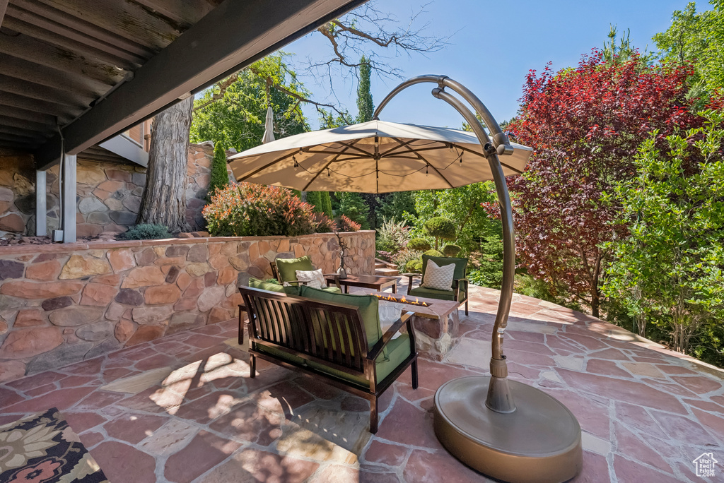 View of patio featuring outdoor lounge area