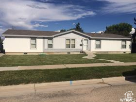 View of front facade featuring a front yard