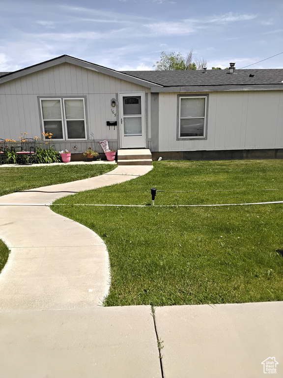 View of front facade featuring a front lawn and entry steps