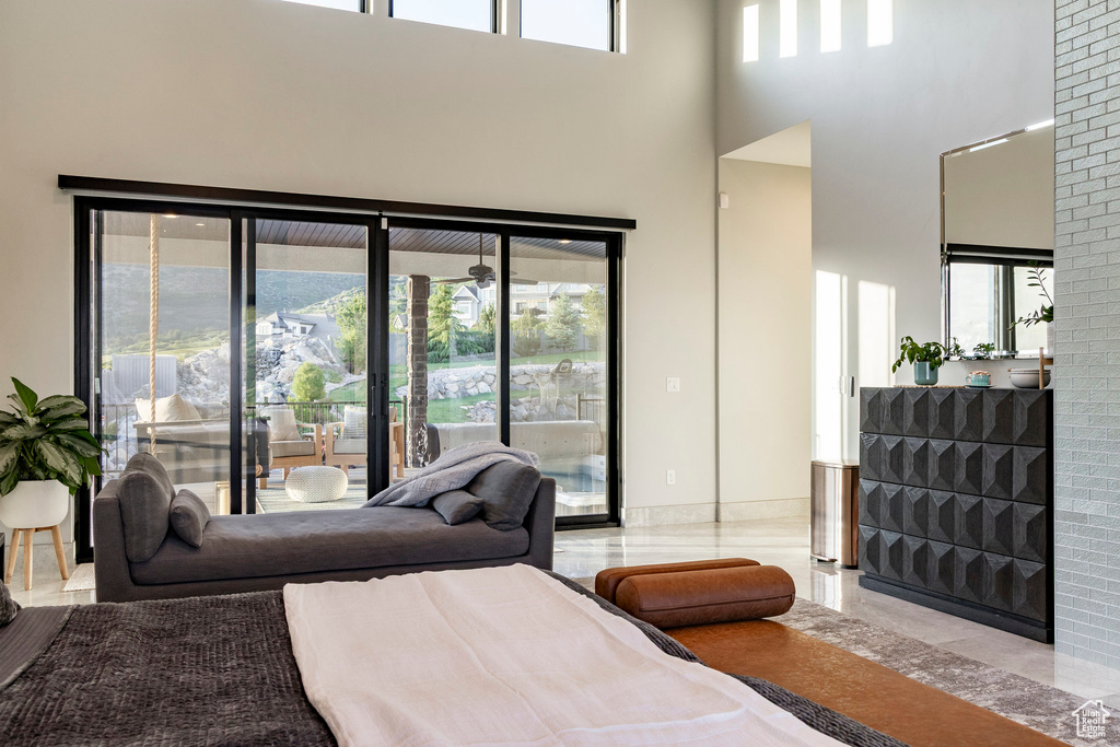 Living room with a towering ceiling
