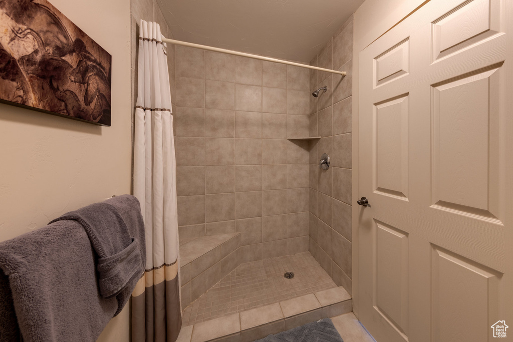 Bathroom with a tile shower
