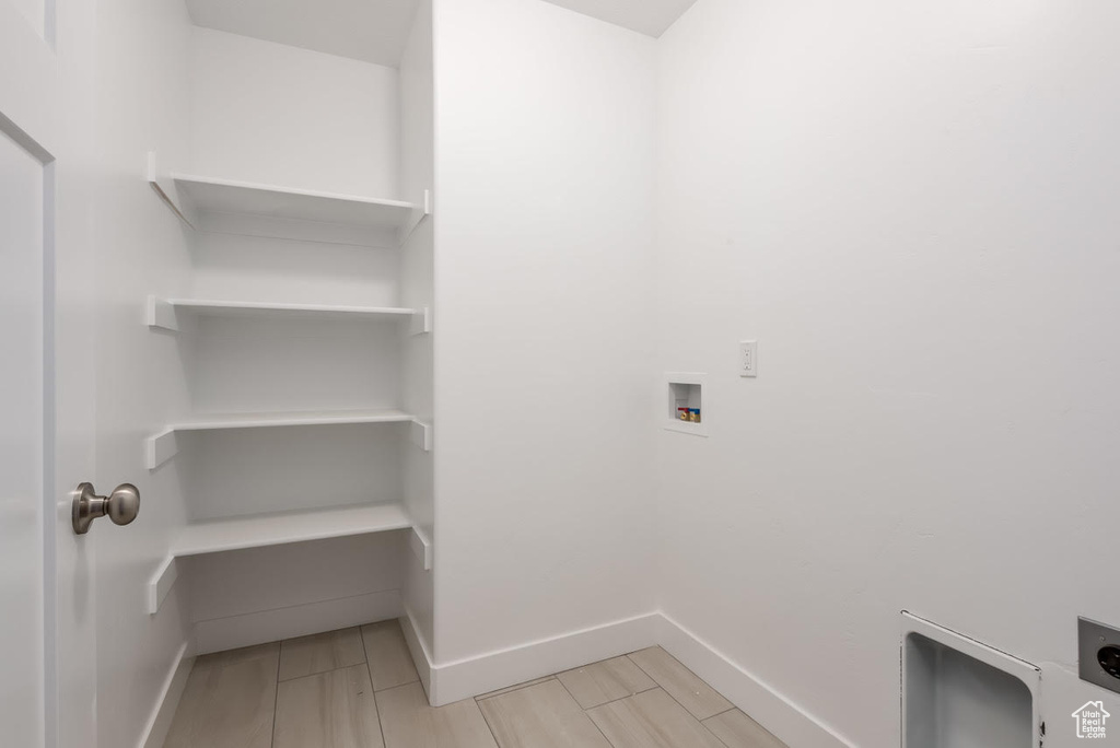 Laundry area featuring hookup for a washing machine and baseboards