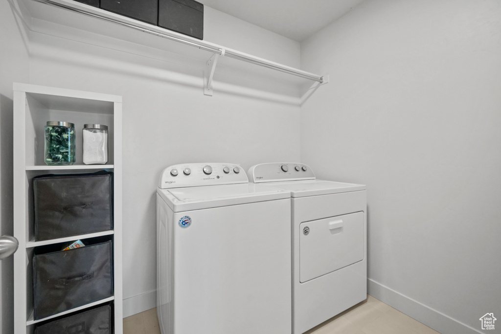 Laundry area featuring independent washer and dryer and baseboards