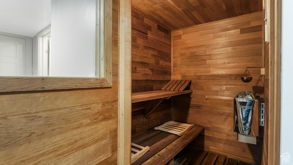 Relaxing sauna / steam room with wooden walls