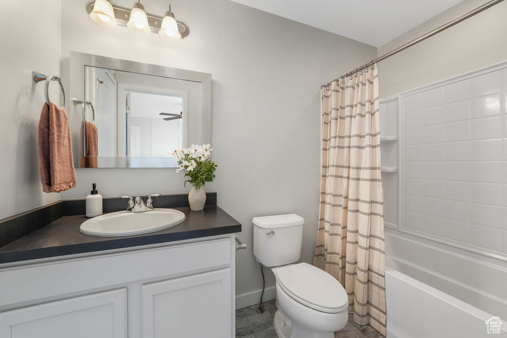 Full bath with vanity and shower / bath combo