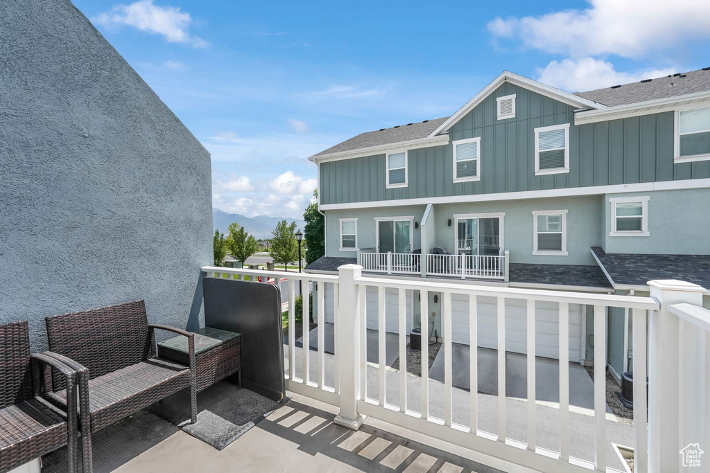 Balcony featuring a mountain view