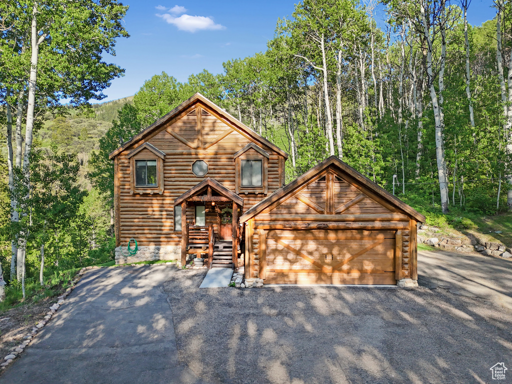 Chalet / cabin with a detached garage