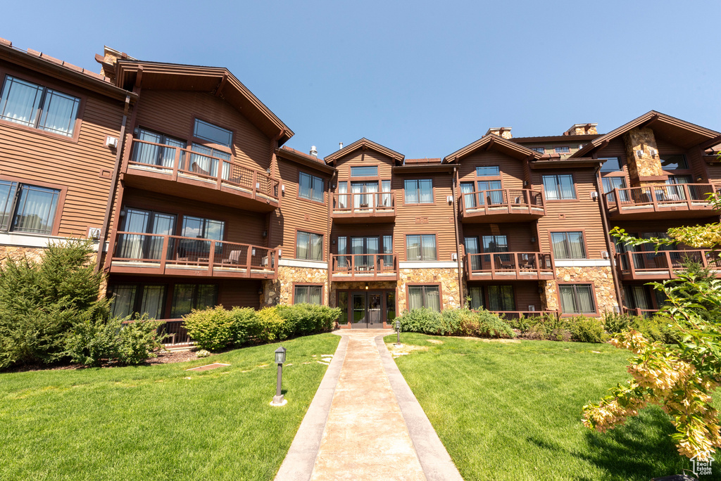 View of apartment building / complex