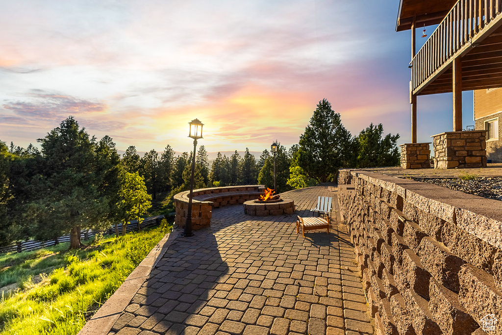 Patio / terrace featuring an outdoor fire pit and a patio area