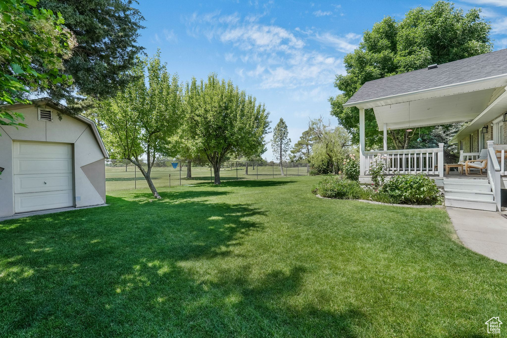 View of yard featuring an outdoor structure