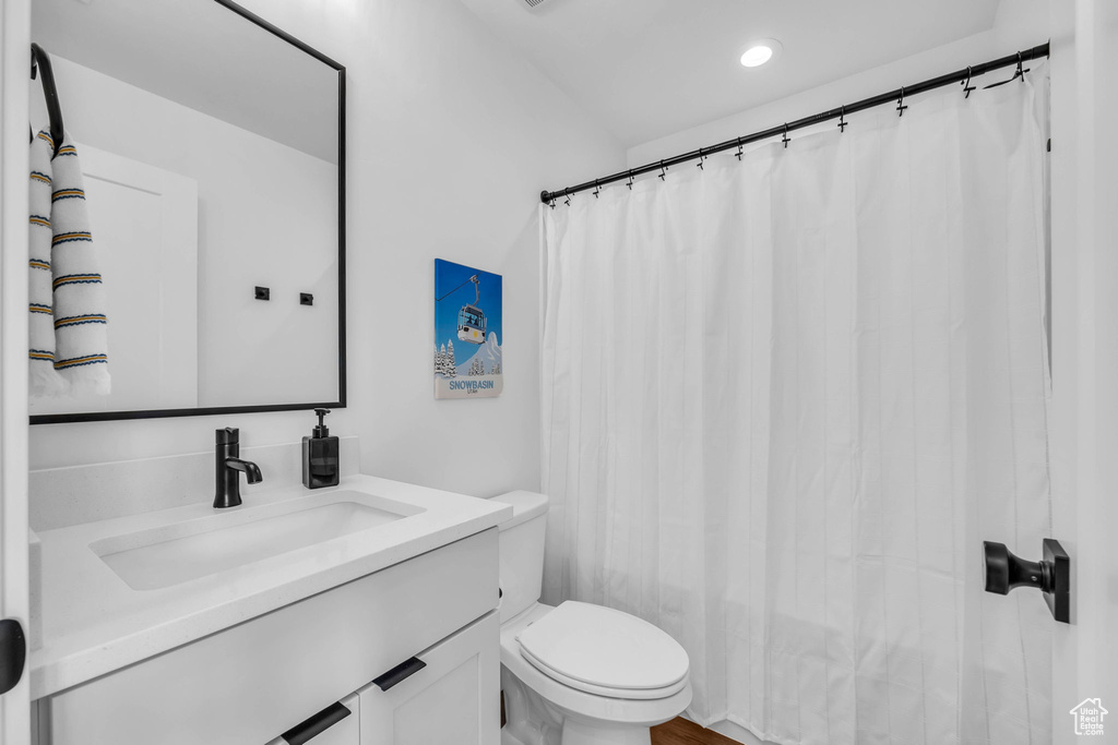 Full bath featuring vanity, a shower with shower curtain, and recessed lighting