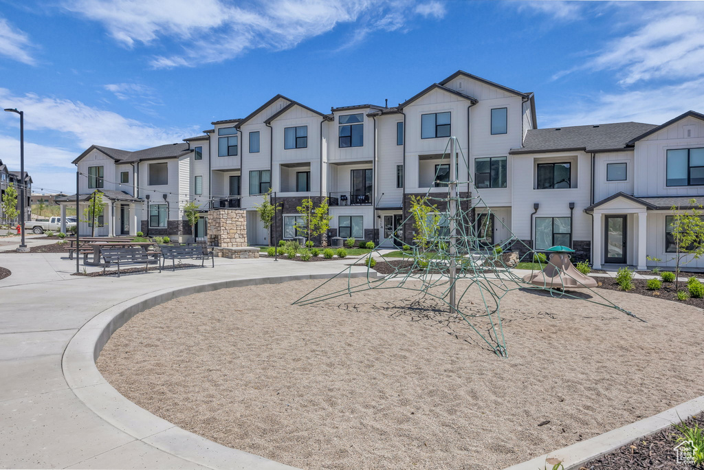 Surrounding community featuring a residential view