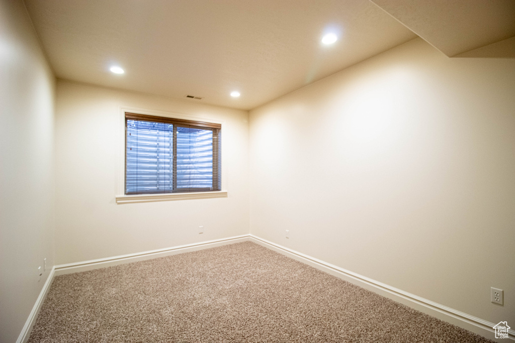Carpeted spare room featuring recessed lighting and baseboards