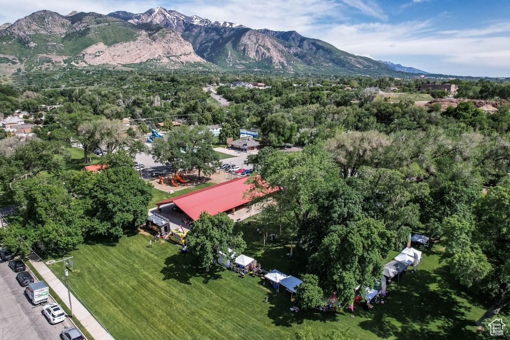 Aerial view of property's location featuring mountains