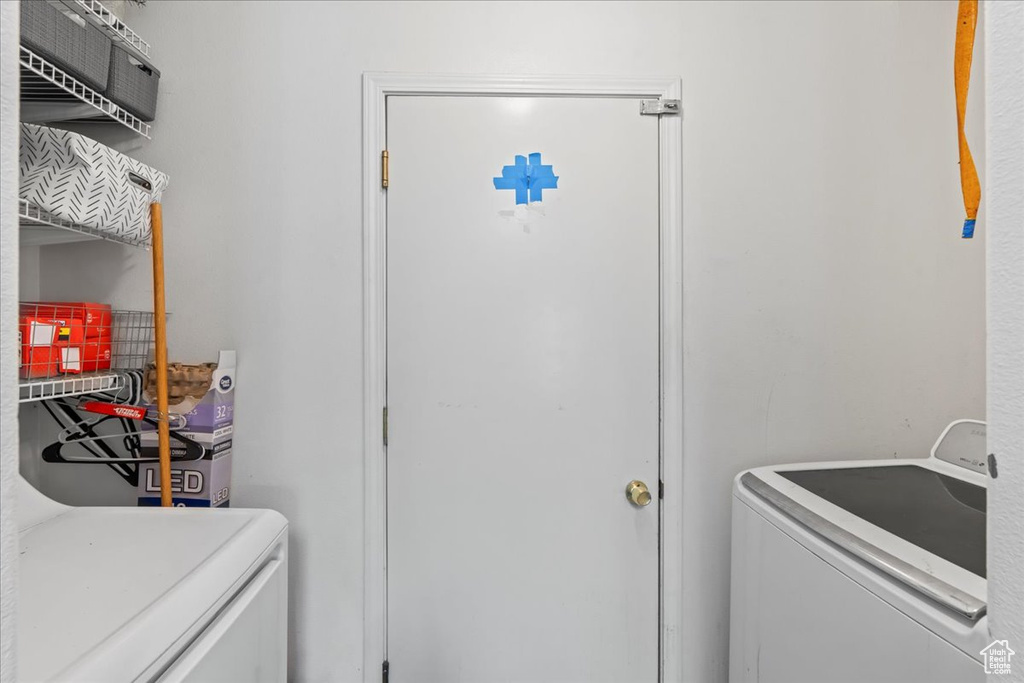 Laundry room with washer / dryer