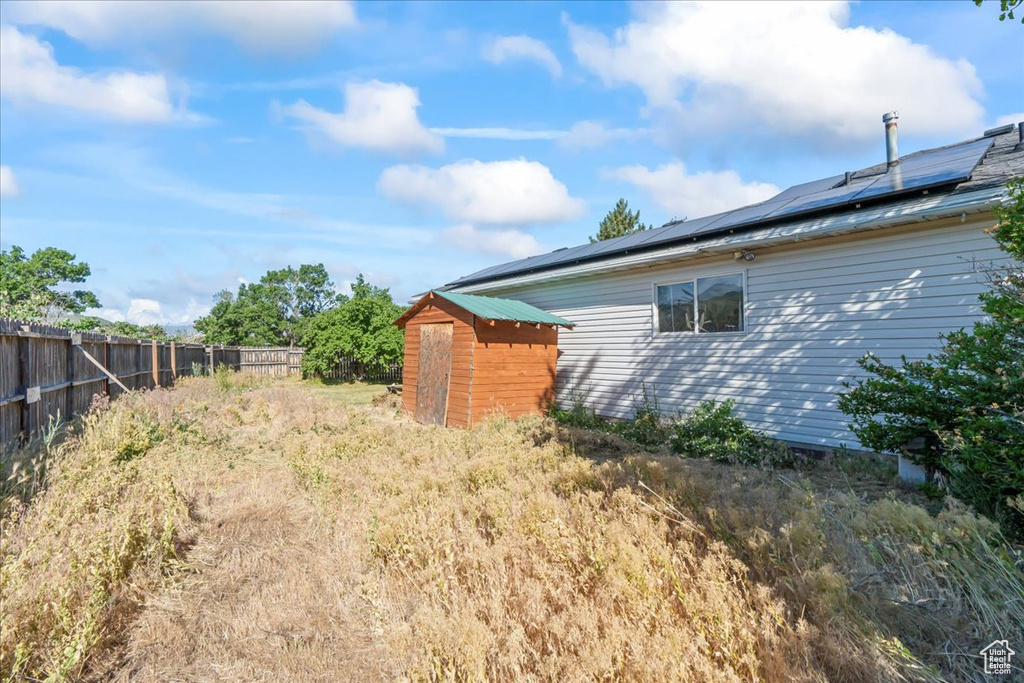 View of yard featuring a shed