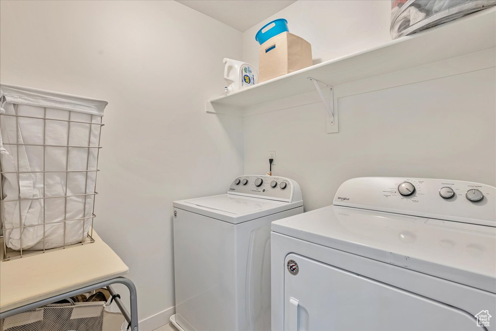 Washroom with independent washer and dryer and baseboards