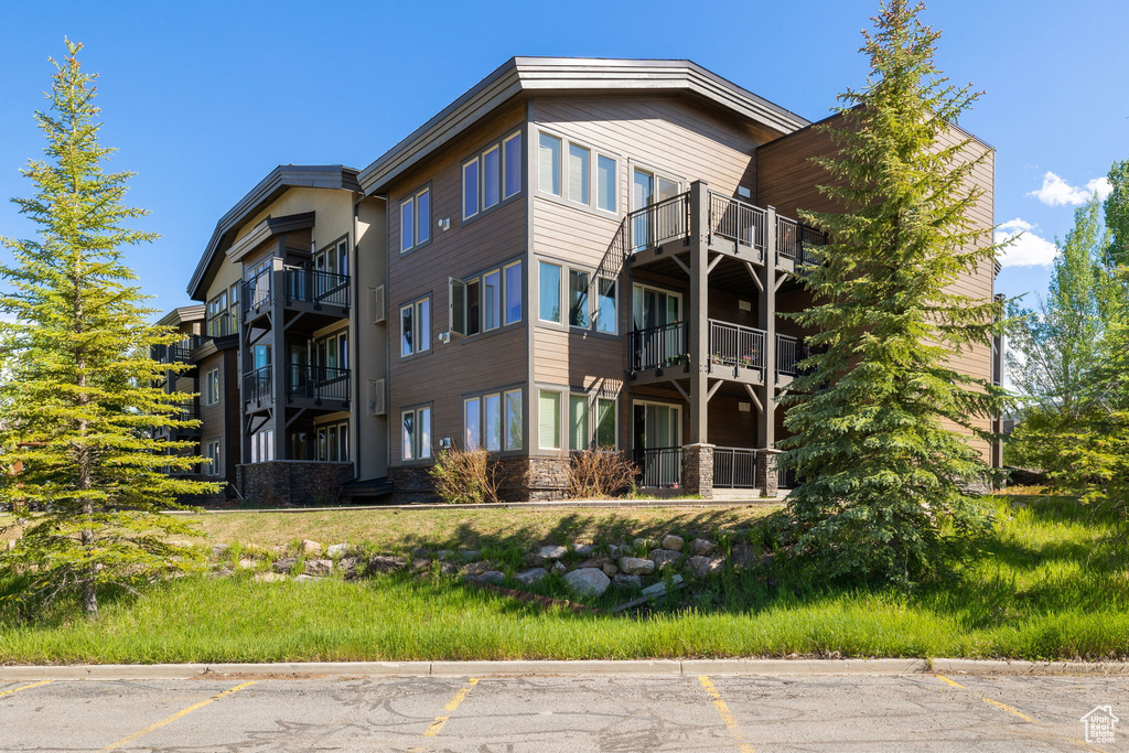 View of apartment building / complex