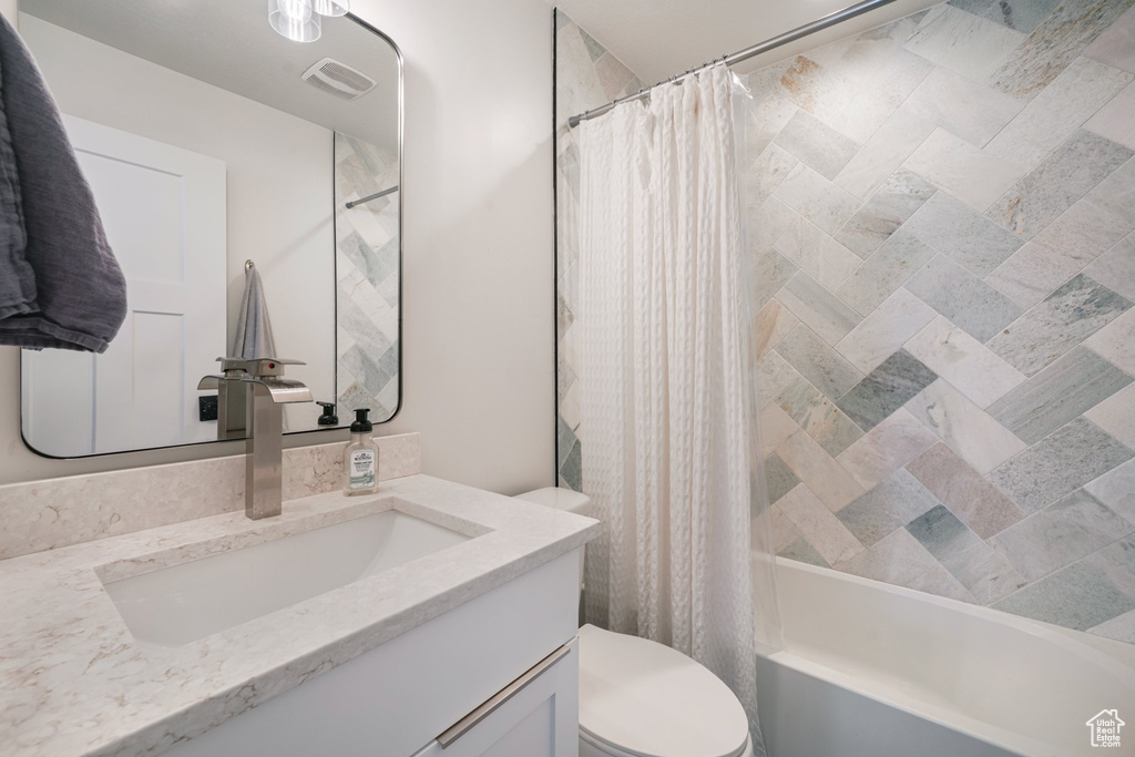 Full bath with vanity and shower / tub combo